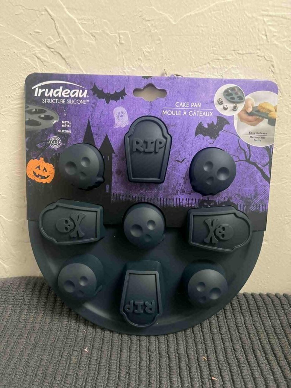 Halloween Tomb & Skulls Mini Treat Cake Pan Trudeau Structure Silicone 10"
